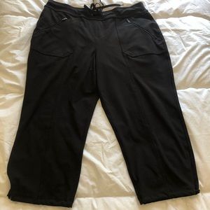 Black activewear capris - excellent condition